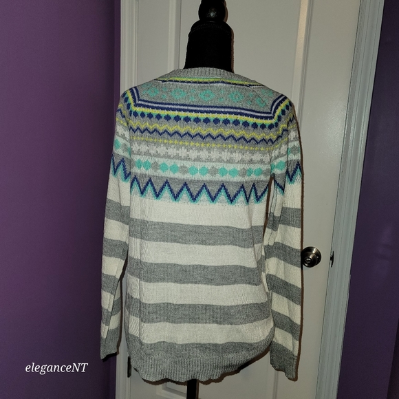 Red Camel Junior's Gray, White, Blue pattern Sweater Sz: M - Picture 3 of 9